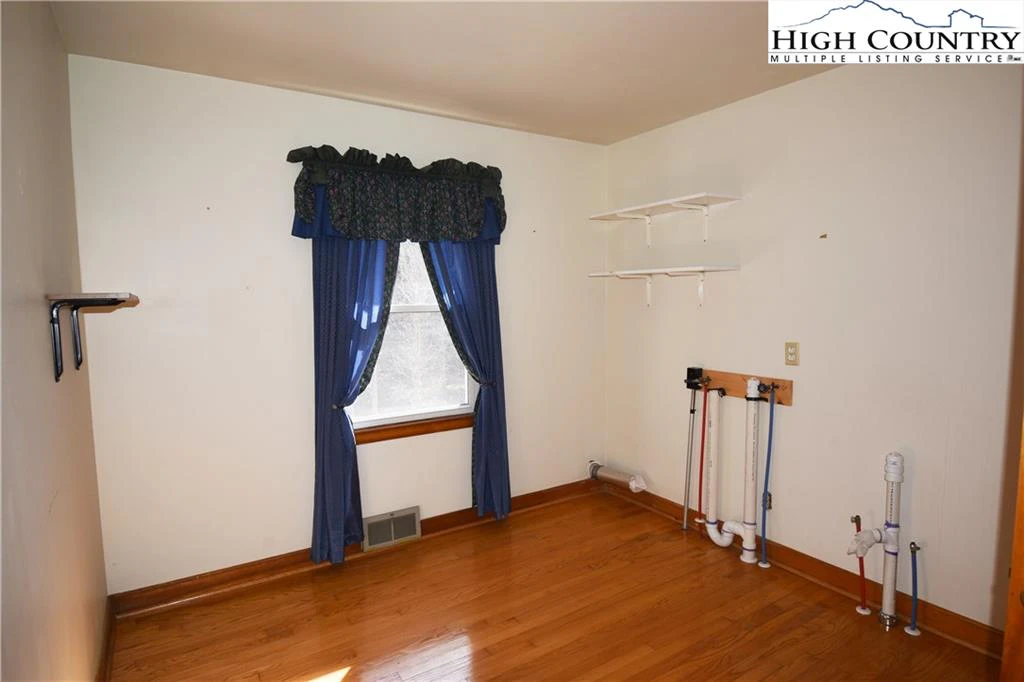Image number 12 for the current listing