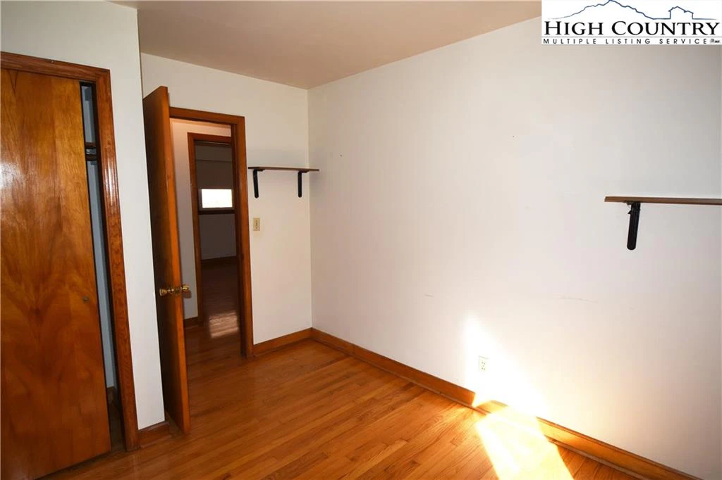 Image number 11 for the current listing