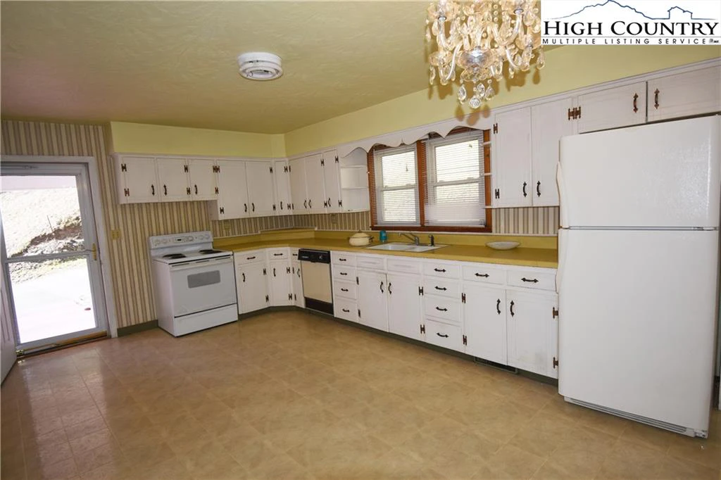 Image number 21 for the current listing