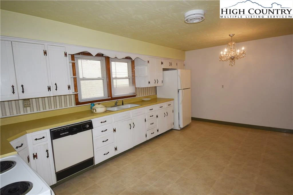 Image number 19 for the current listing