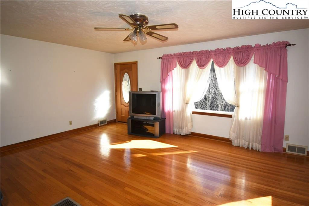 Image number 18 for the current listing
