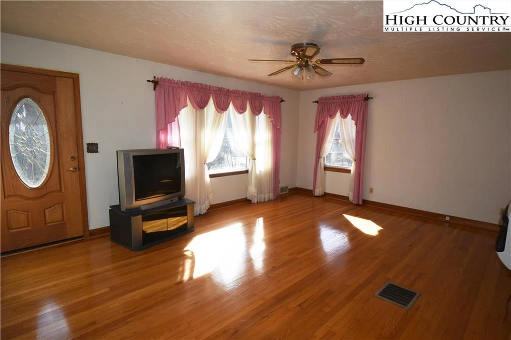 Image number 17 for the current listing