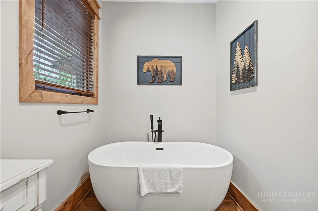 Image number 20 for the current listing