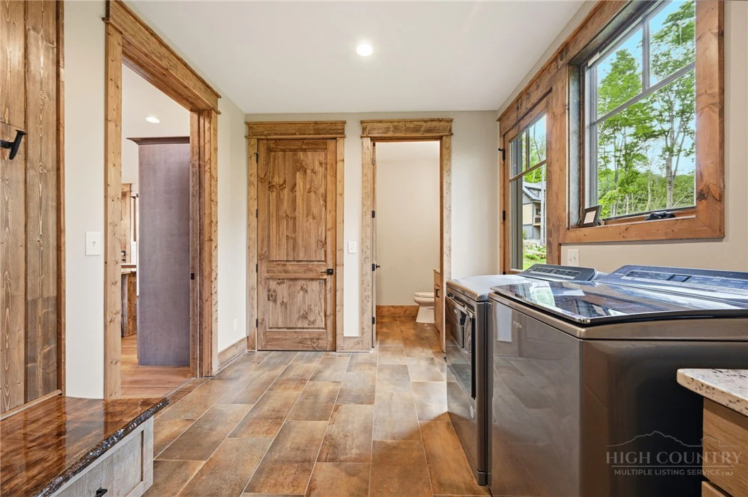 Image number 14 for the current listing