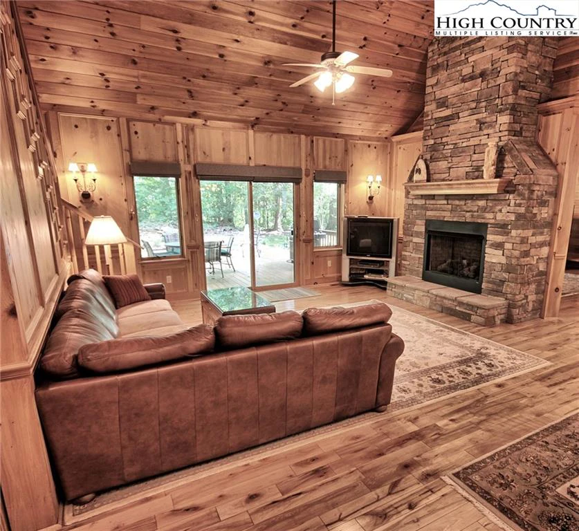 Image number 18 for the current listing