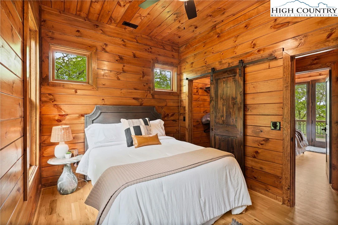 Image number 4 for the current listing