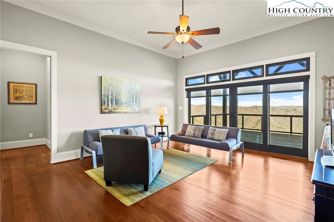 Image number 15 for the current listing