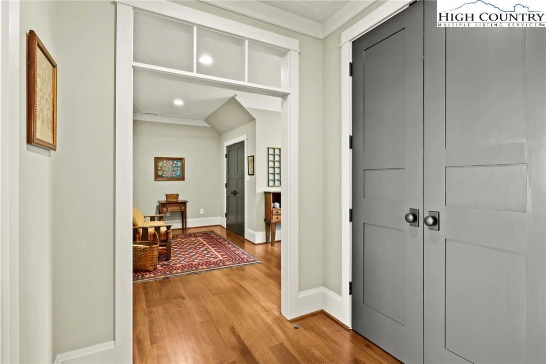 Image number 14 for the current listing