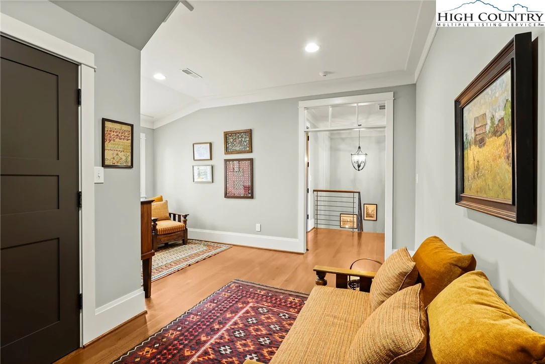 Image number 3 for the current listing