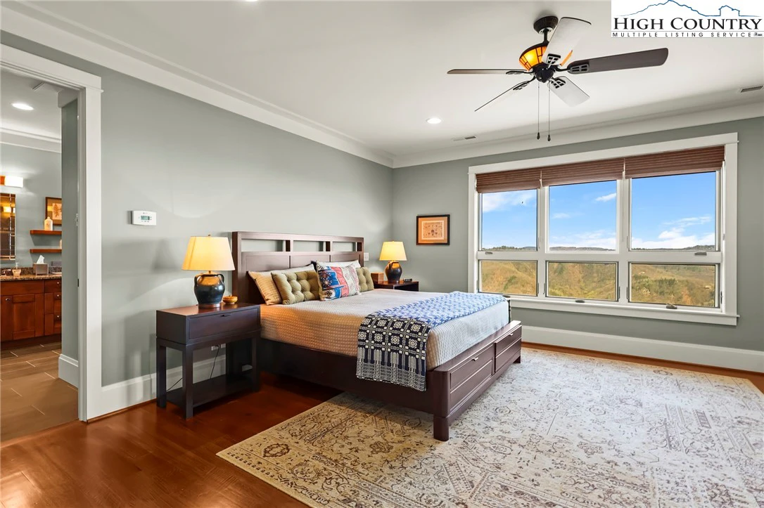 Image number 4 for the current listing