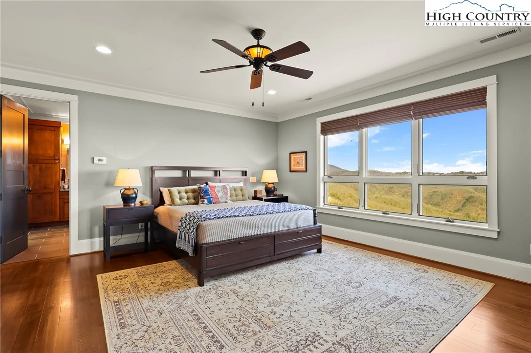 Image number 5 for the current listing