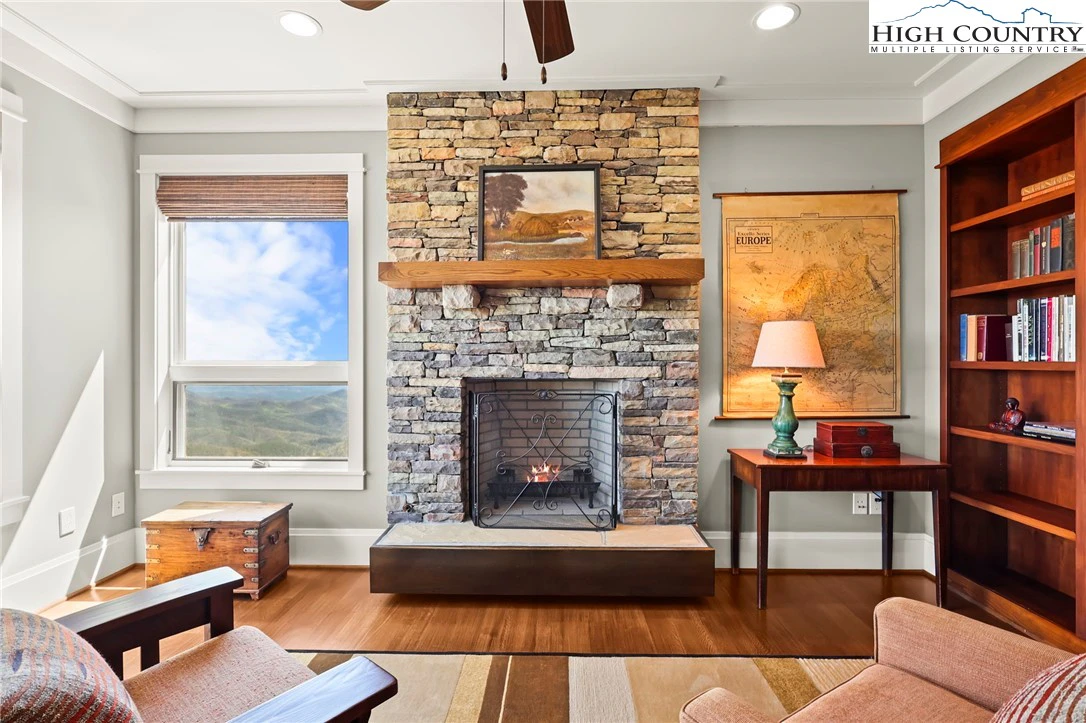 Image number 9 for the current listing