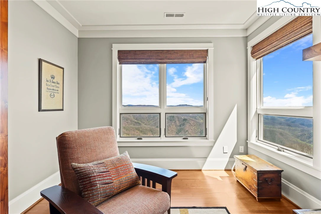 Image number 10 for the current listing