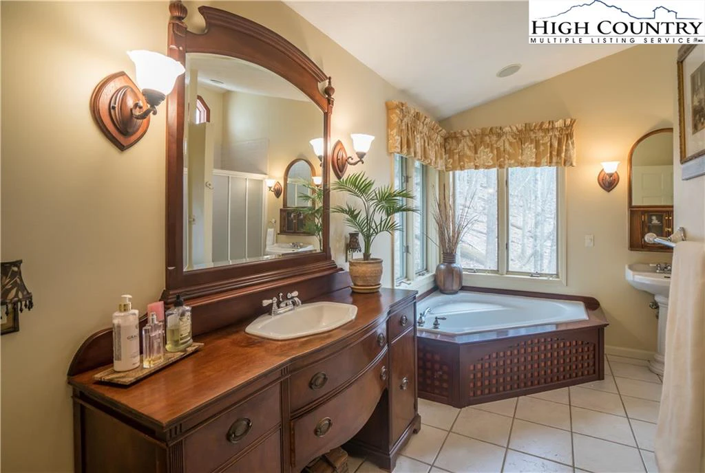 Image number 3 for the current listing