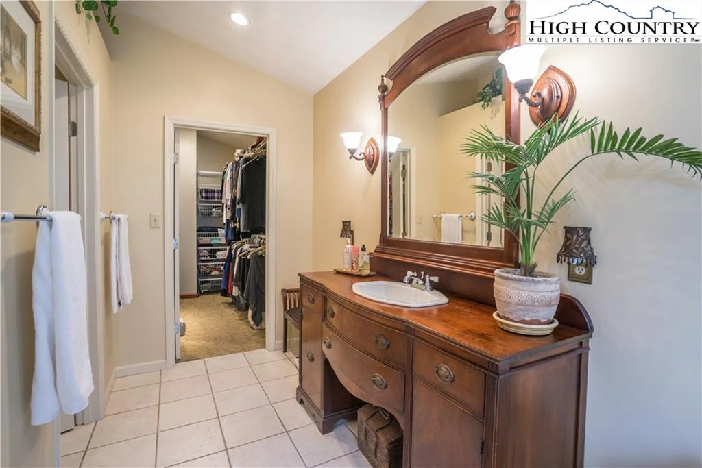 Image number 5 for the current listing