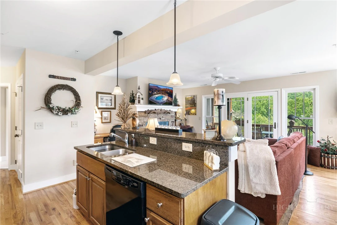 Image number 5 for the current listing