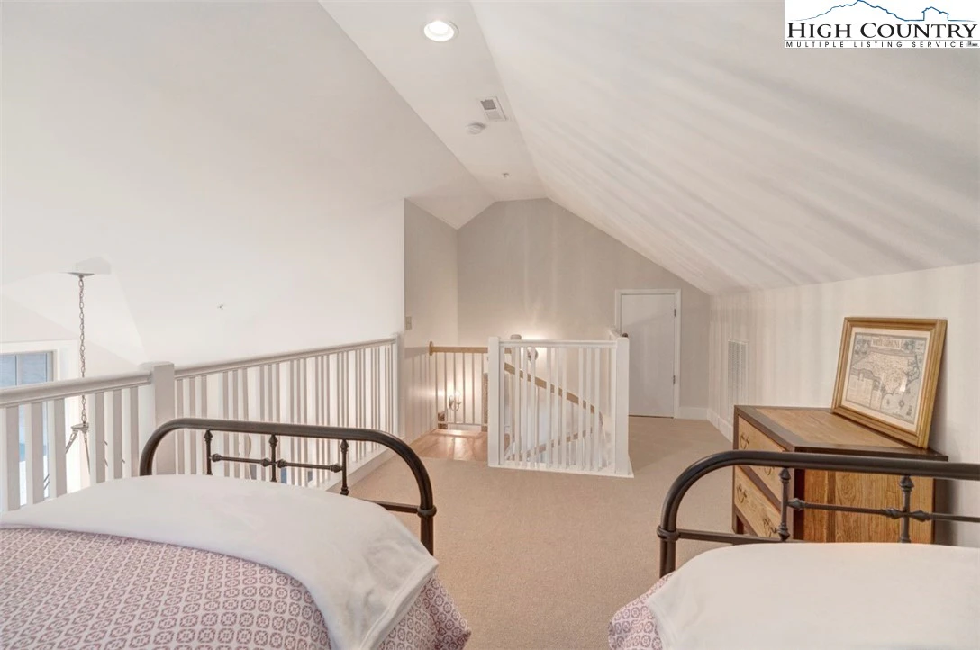 Image number 11 for the current listing