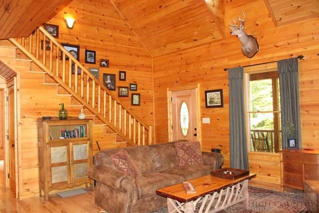 Image number 19 for the current listing