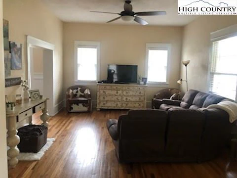 Image number 3 for the current listing