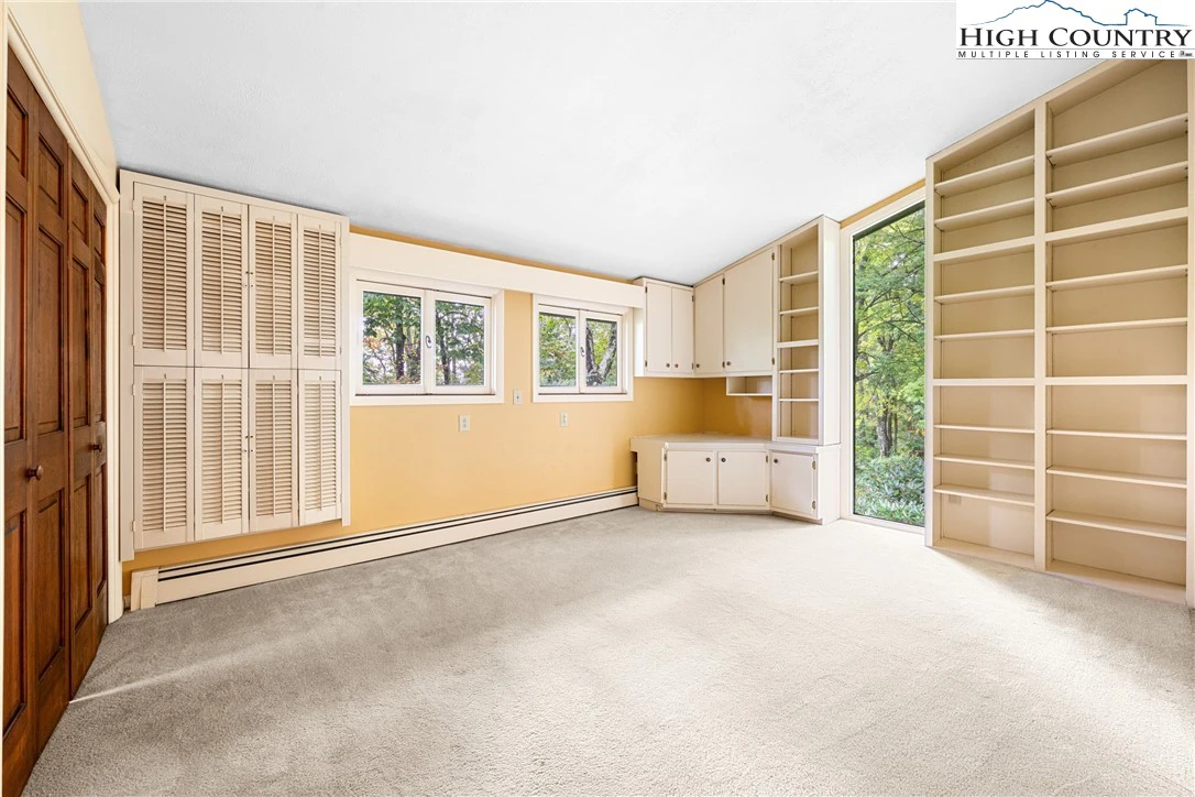 Image number 11 for the current listing