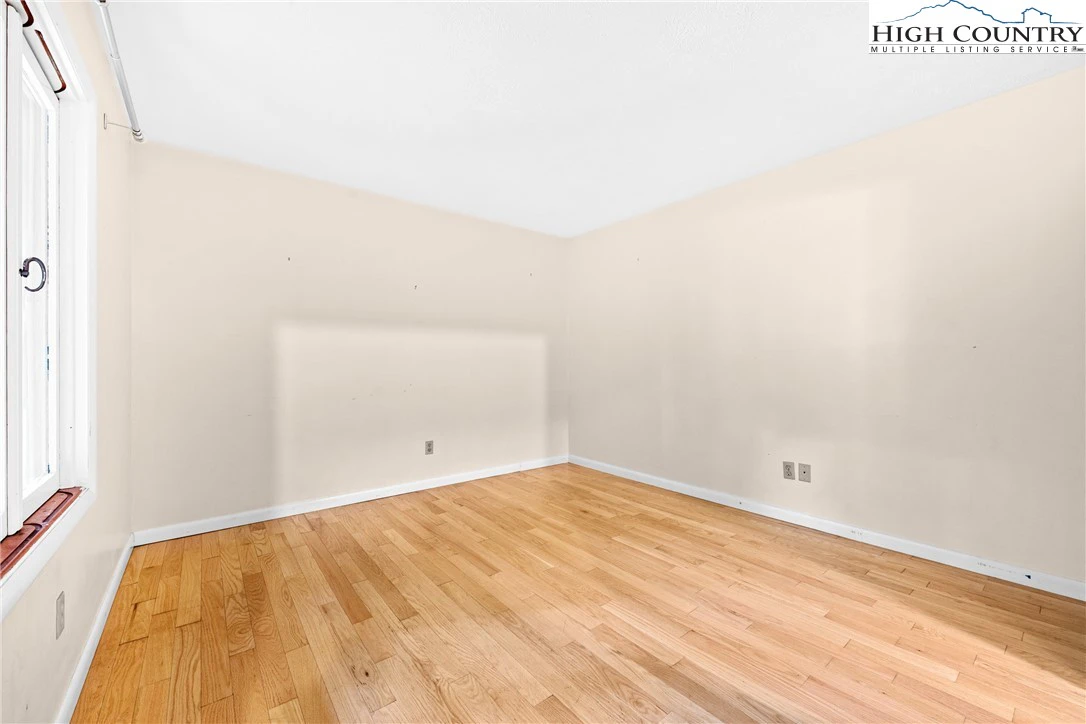 Image number 14 for the current listing