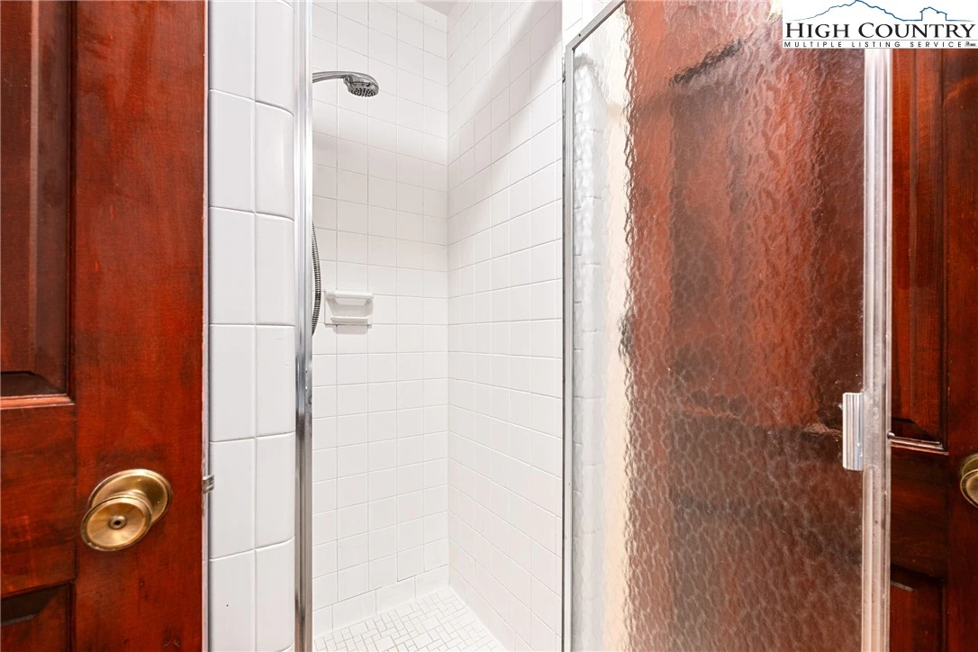 Image number 3 for the current listing