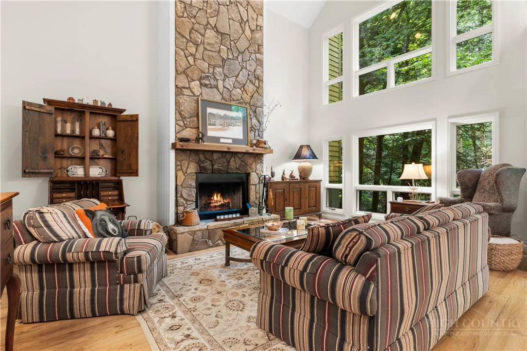 Image number 15 for the current listing