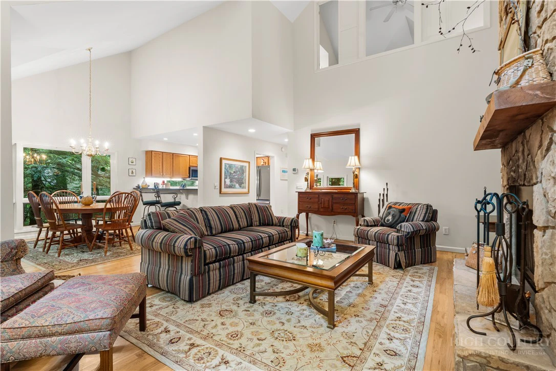 Image number 16 for the current listing
