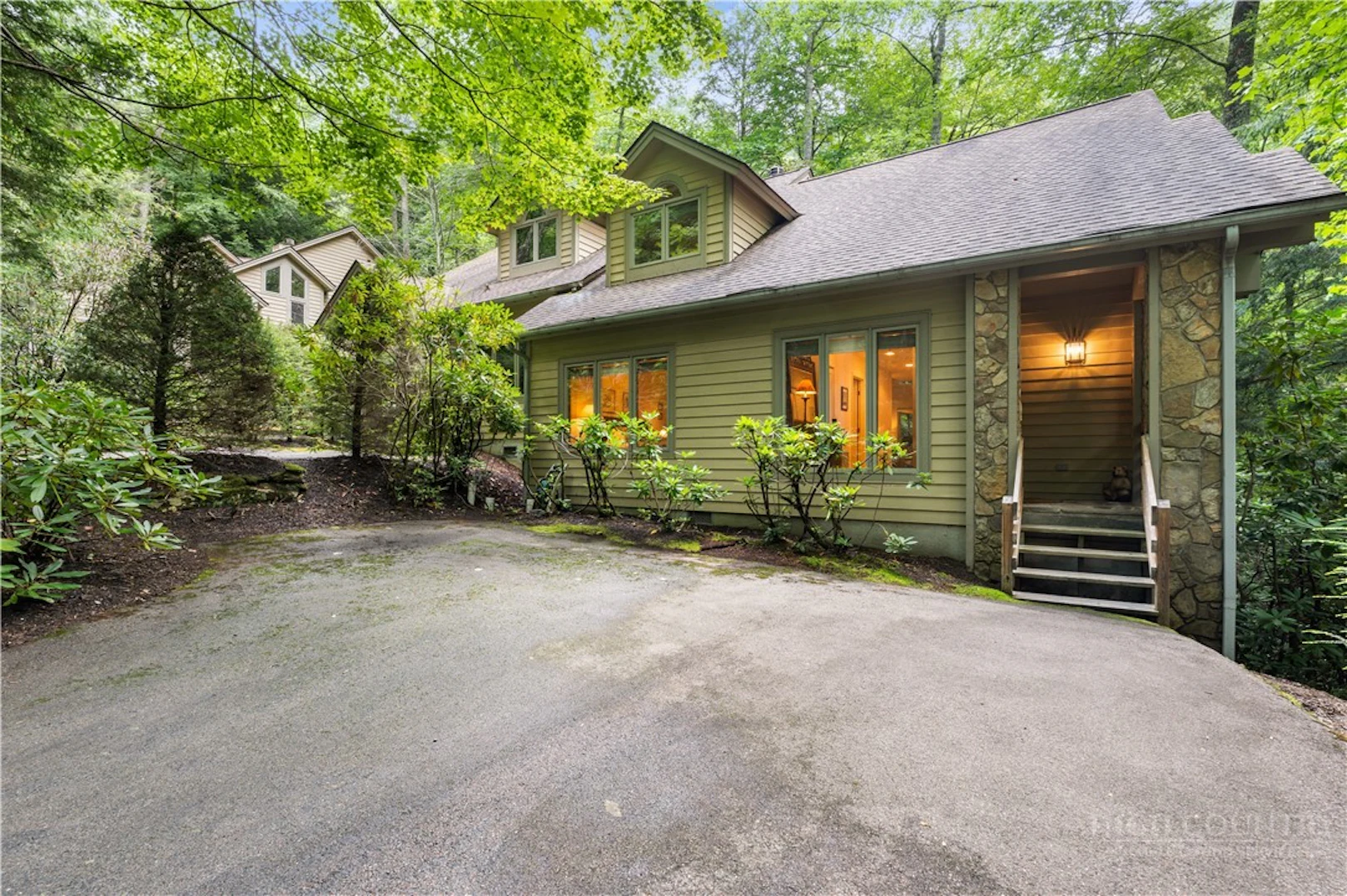 Image number 1 for the current listing