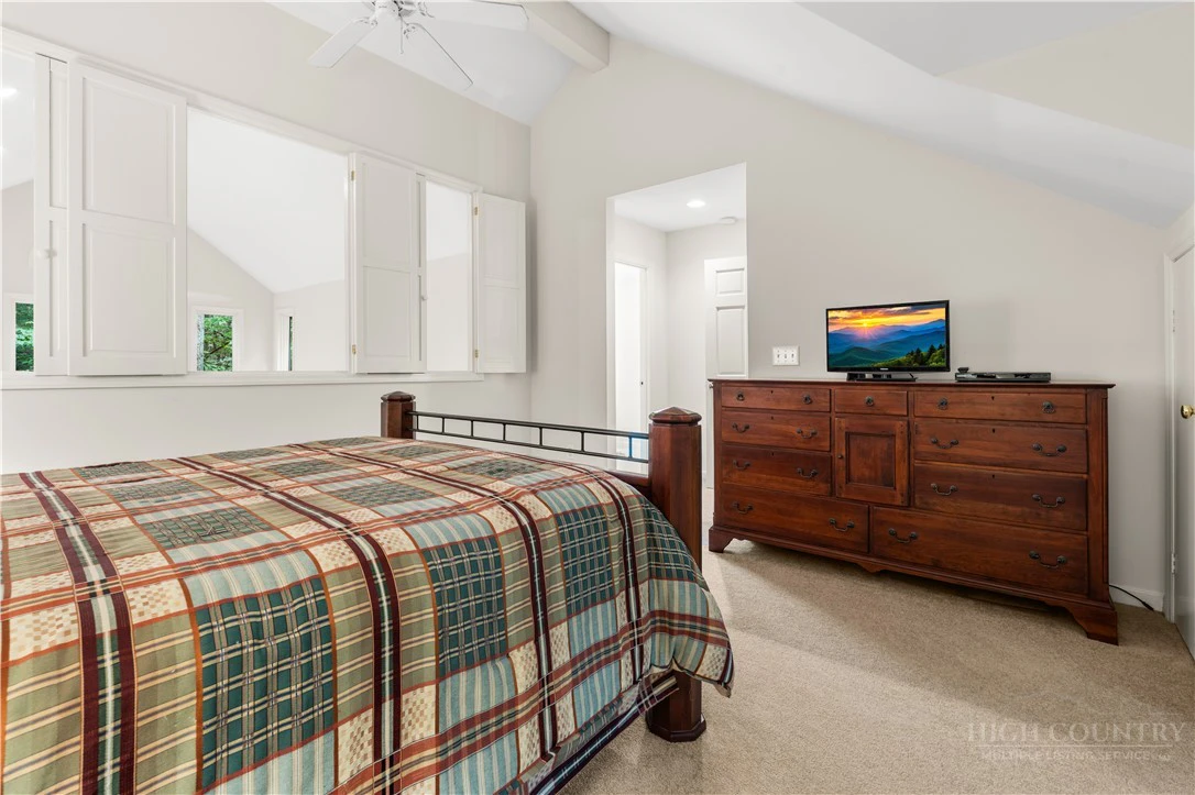 Image number 21 for the current listing
