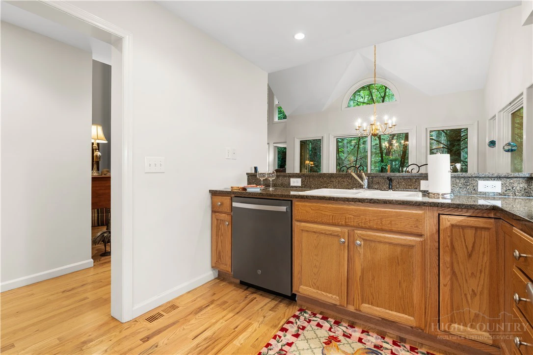 Image number 11 for the current listing