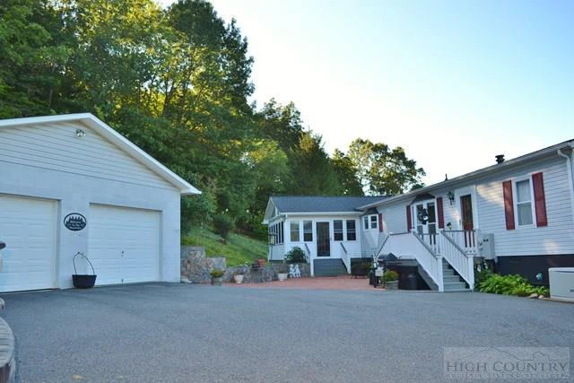 Image number 14 for the current listing