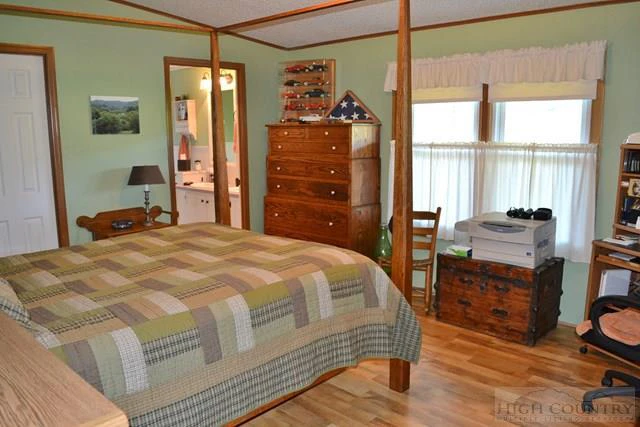 Image number 21 for the current listing