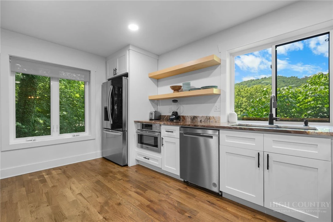 Image number 5 for the current listing