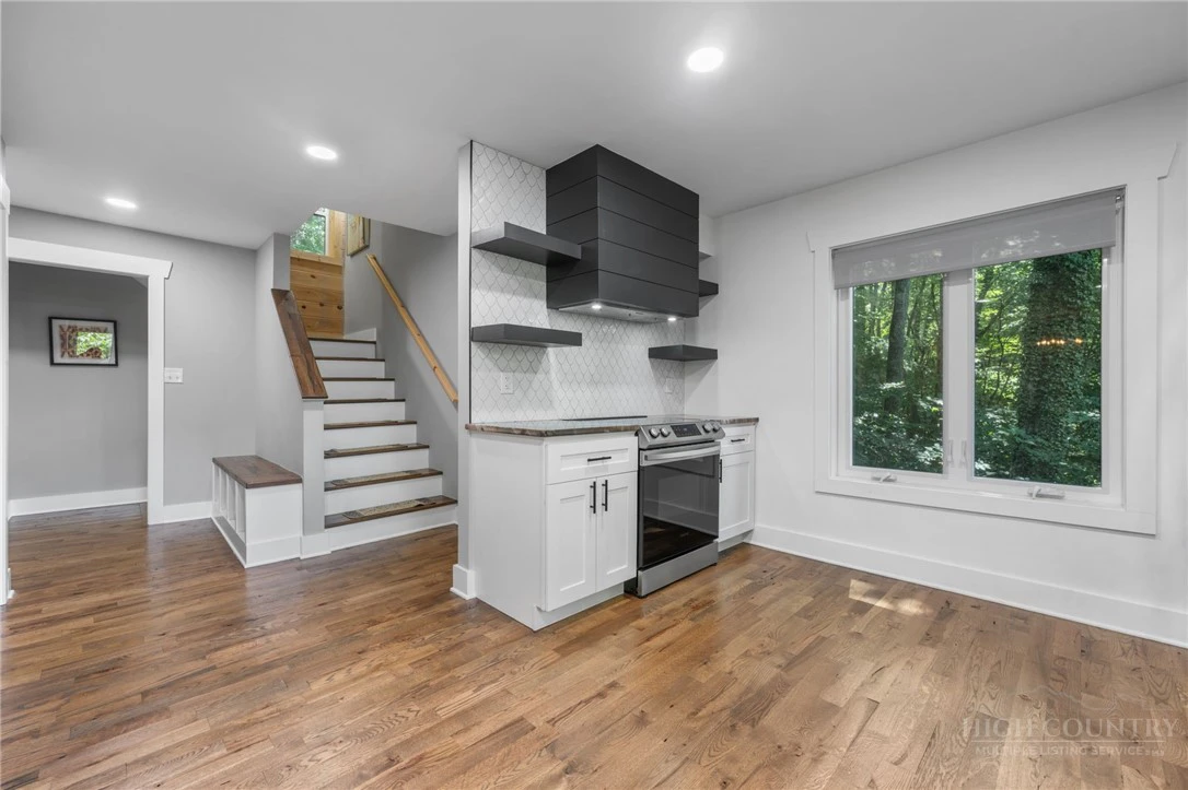 Image number 11 for the current listing