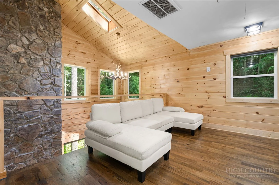 Image number 13 for the current listing
