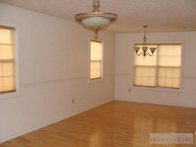 Image number 14 for the current listing