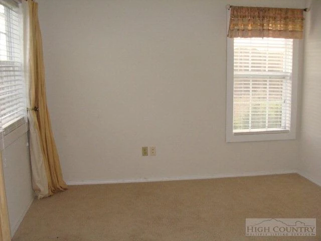 Image number 4 for the current listing