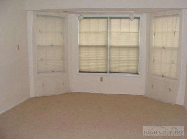 Image number 5 for the current listing