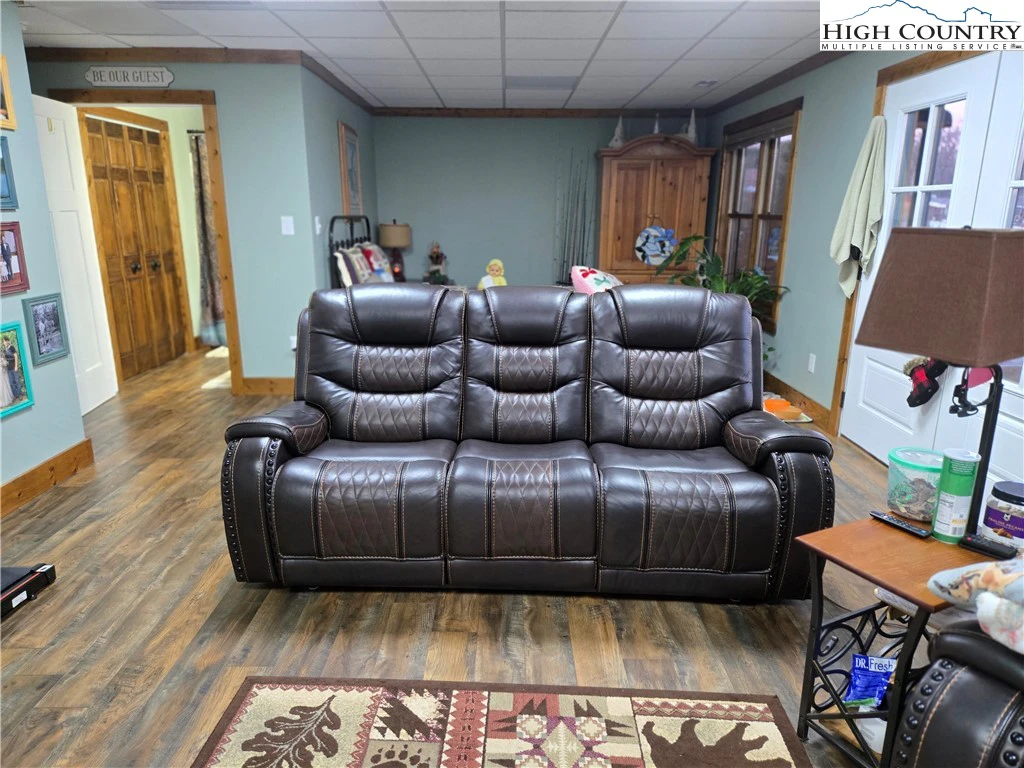 Image number 21 for the current listing