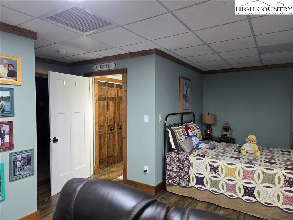 Image number 20 for the current listing