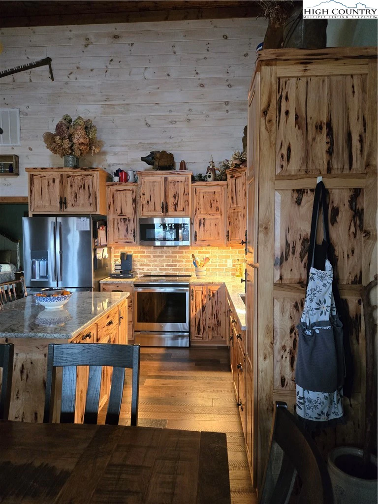 Image number 19 for the current listing