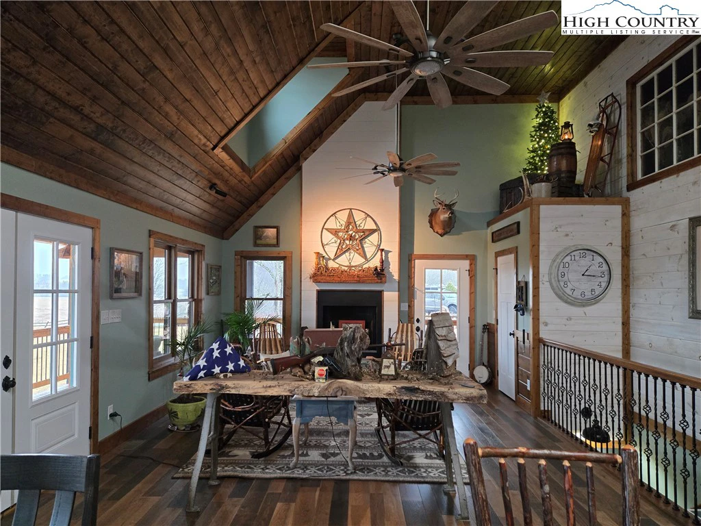 Image number 18 for the current listing