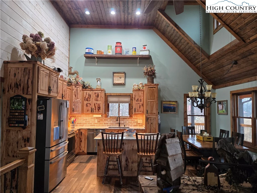 Image number 2 for the current listing