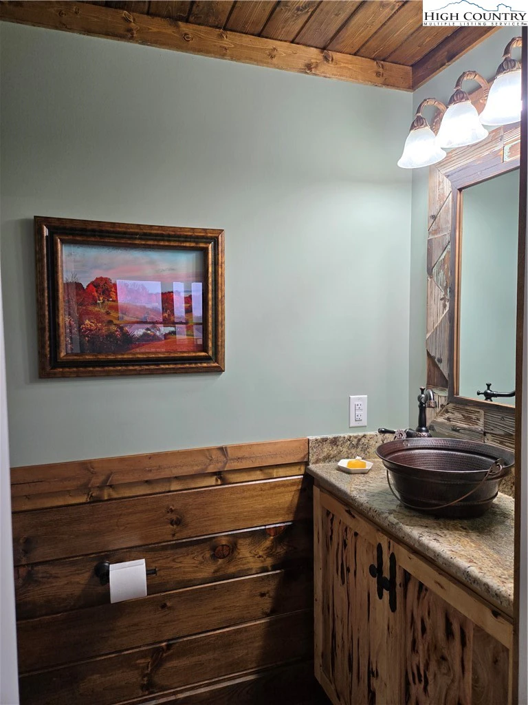 Image number 17 for the current listing