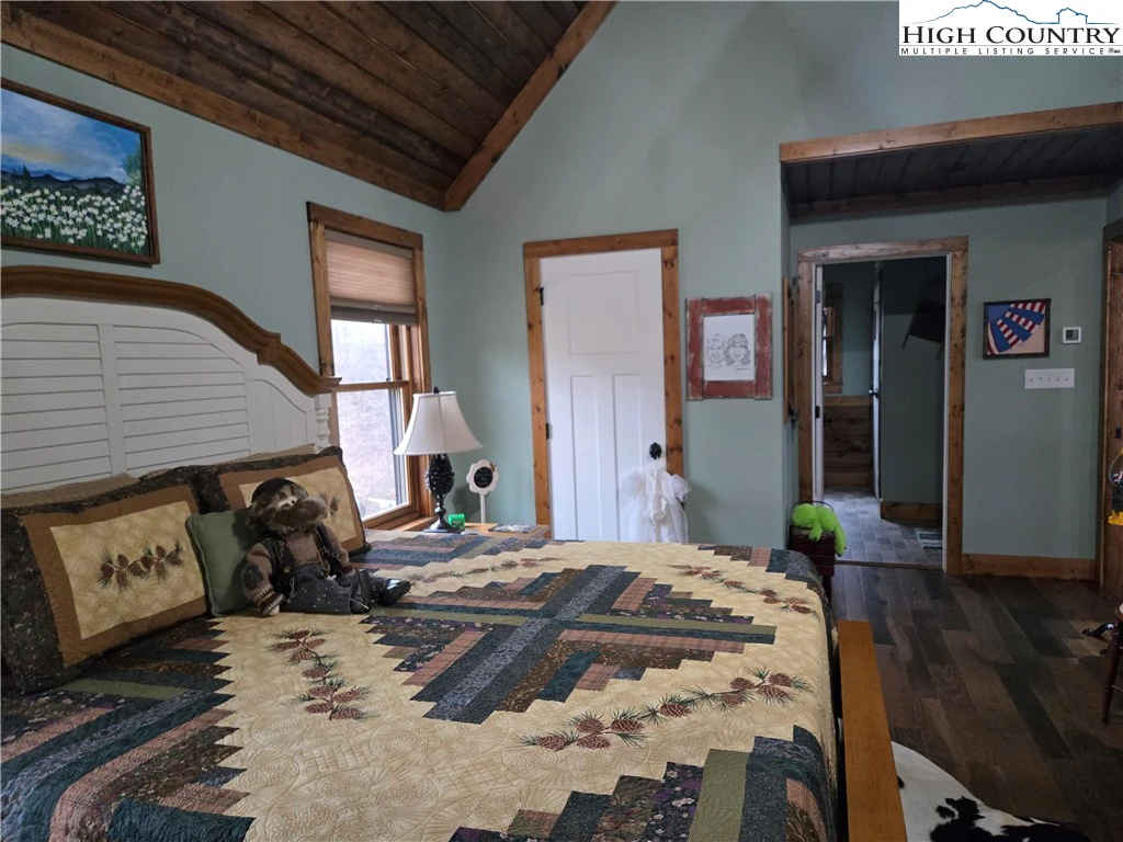 Image number 15 for the current listing