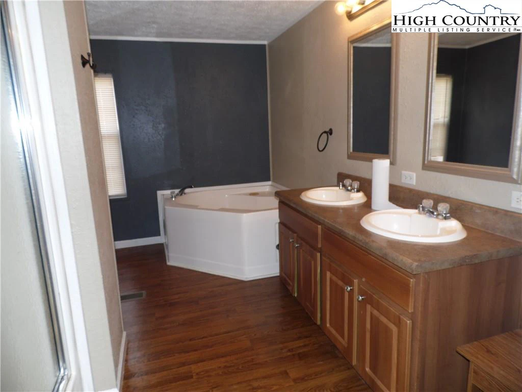 Image number 11 for the current listing