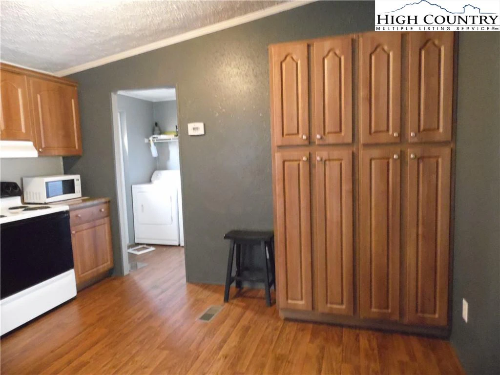 Image number 14 for the current listing