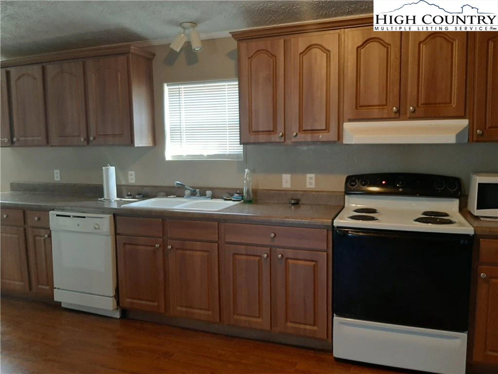 Image number 4 for the current listing