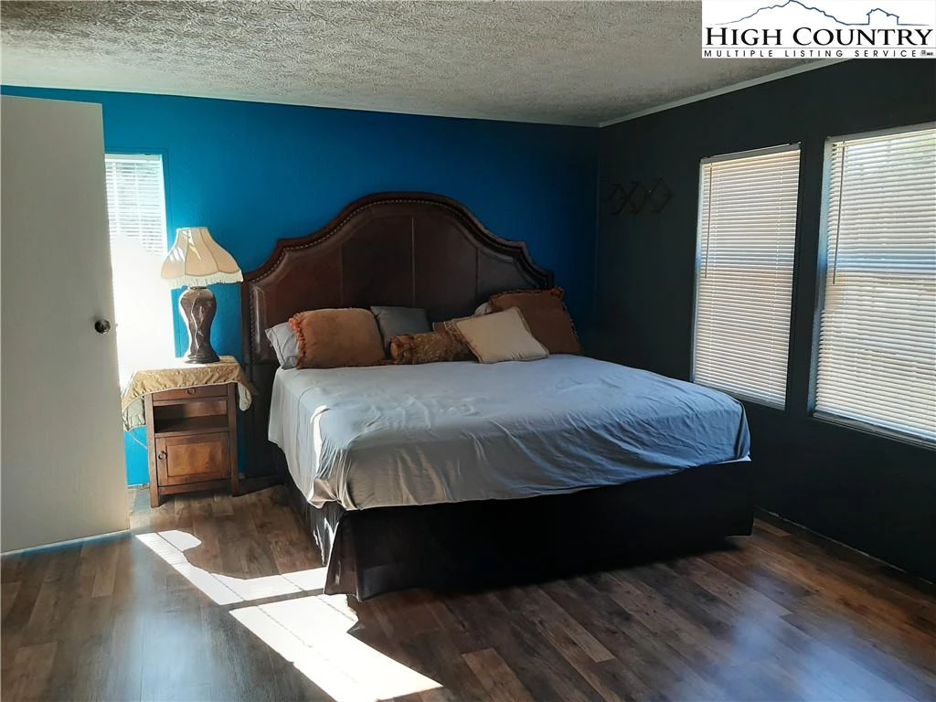 Image number 5 for the current listing